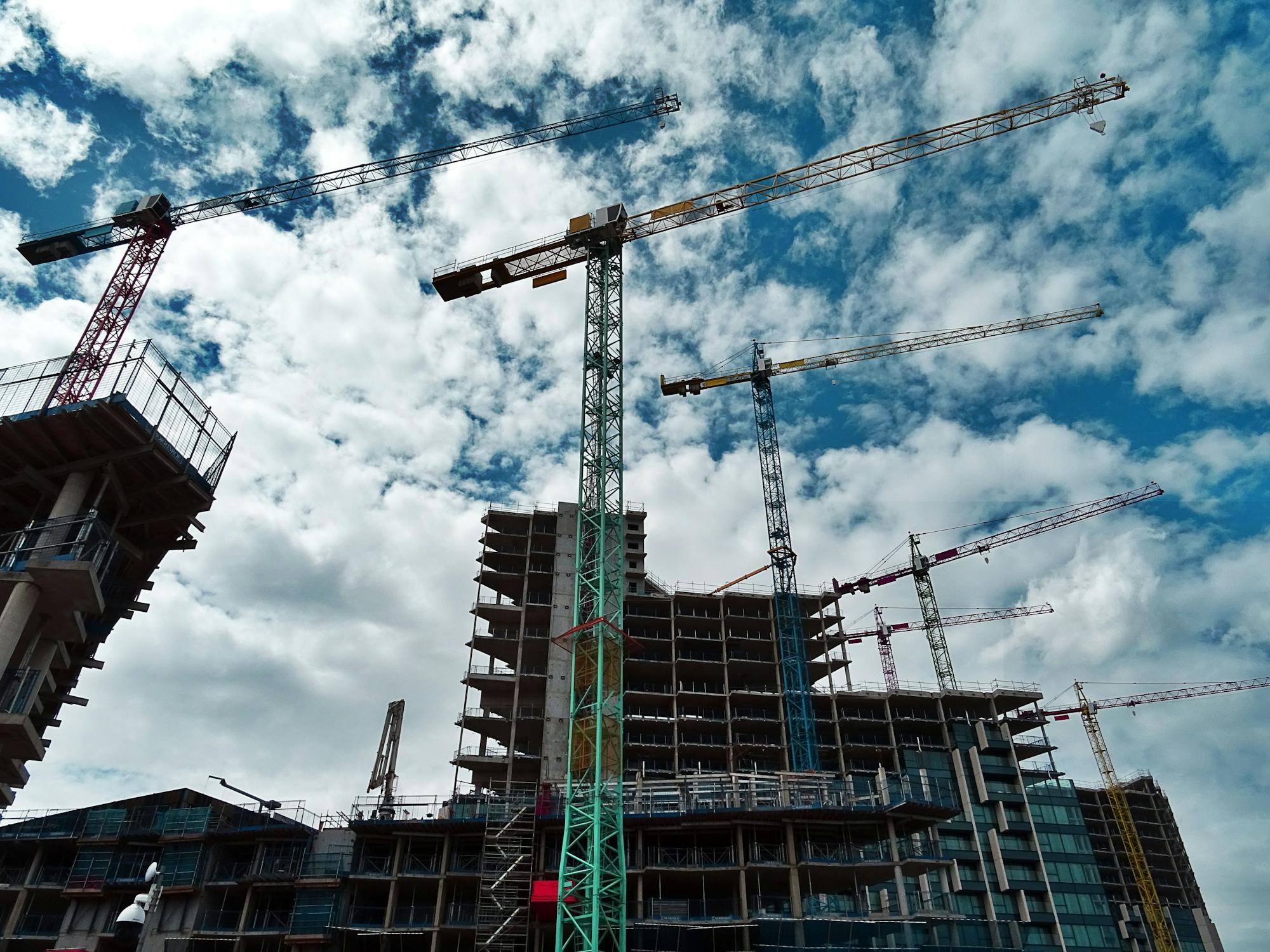 Comment choisir le bon prestataire pour un suivi de chantier timelapse ?